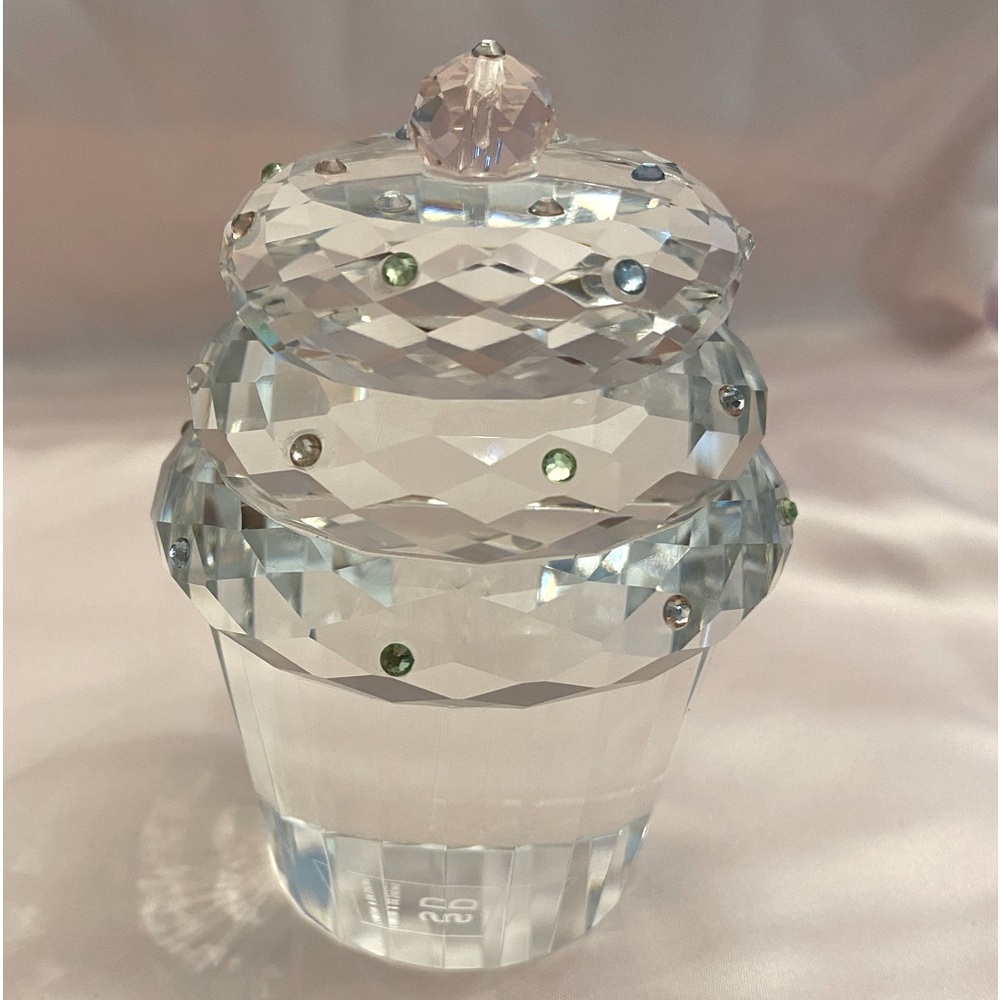 New (no box) SIMON DESIGN CRYSTAL CUPCAKE PAPERWEIGHT with PINK ON TOP